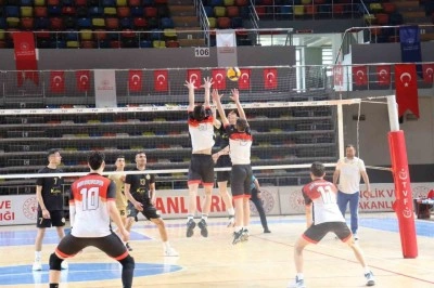 Şanlıurfa B&uuml;y&uuml;kşehir Belediyesi gen&ccedil; erkekler voleybol takımı filede iddialı