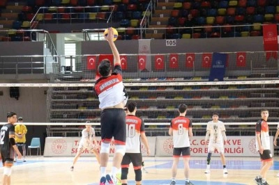 Şanlıurfa B&uuml;y&uuml;kşehir Belediyesi gen&ccedil; erkekler voleybol takımından filede ikinci galibiyet