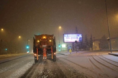 Şanlıurfa B&uuml;y&uuml;kşehir Belediyesi kar mesaisinde
