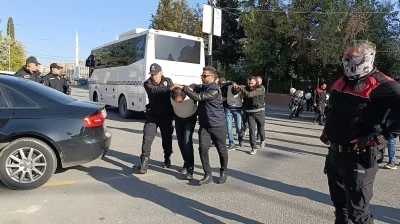Şanlıurfa’da 1 kişinin öldüğü silahlı kavganın şüphelileri adliyeye sevk edildi
