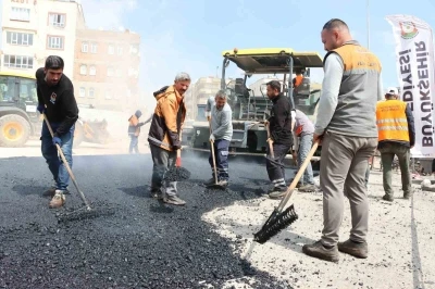 Şanlıurfa&rsquo;da 25 metrelik yol projesinde asfalt &ccedil;alışmaları başladı
