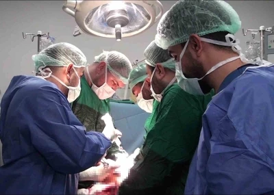 Şanlıurfa&rsquo;da 25 santimetrelik dev kist ameliyatla alındı
