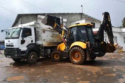 Şanlıurfa&rsquo;da 50 ton bozuk tavuk ele ge&ccedil;irildi
