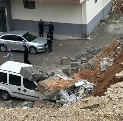 Şanlıurfa&rsquo;da aşırı yağış istinat duvarını yıktı: O anlar kamerada
