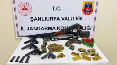 Şanlıurfa&rsquo;da cephanelik gibi eve baskın: Uzun namlulu t&uuml;fek ve tabancalar ele ge&ccedil;irildi!