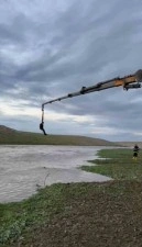 Şanlıurfa&rsquo;da dere sularına kapılan trakt&ouml;r s&uuml;r&uuml;c&uuml;s&uuml; vin&ccedil;le kurtarıldı