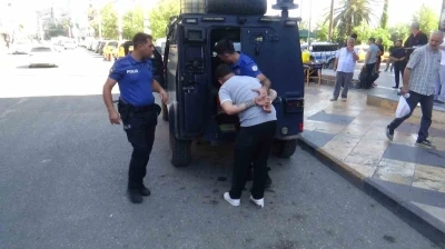 Şanlıurfa’da ’dur’ ihtarına uymayan şüpheli yüklü miktarda altınla kovalamaca sonucu yakalandı
