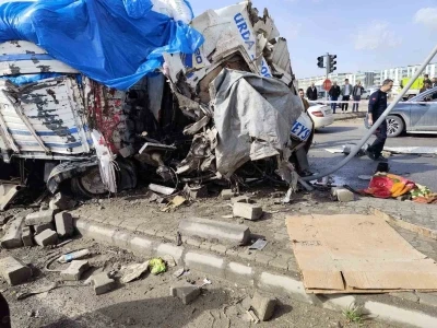 Şanlıurfa&rsquo;da freni patlayan kamyon ara&ccedil;ların arasına daldı: 1 &ouml;l&uuml;, 3 yaralı
