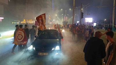 Şanlıurfa&rsquo;da Galatasaraylı taraftarlar Fenerbah&ccedil;e&rsquo;nin maket tabutuyla şampiyonluk kutladı
