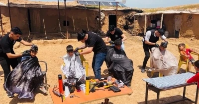 Şanlıurfa&rsquo;da g&ouml;n&uuml;ll&uuml; berberler &ccedil;ocukları tıraş etti
