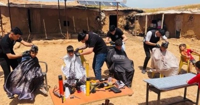 Şanlıurfa&rsquo;da g&ouml;n&uuml;ll&uuml; berberler &ccedil;ocukları tıraş etti