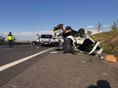 Şanlıurfa&rsquo;da hafif ticari ara&ccedil; otomobille &ccedil;arpıştı: 3 &ouml;l&uuml;, 5 yaralı
