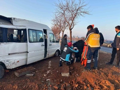 Şanlıurfa&rsquo;da iş&ccedil;i servisi ağaca &ccedil;arptı: 7 yaralı
