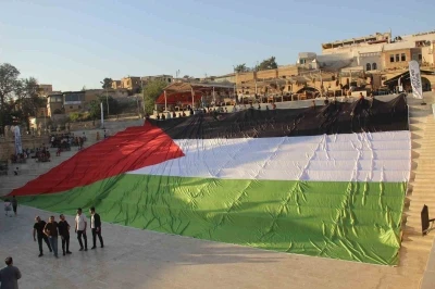 Şanlıurfa’da İsrail’in saldırıları dev Filistin bayrağıyla protesto edildi
