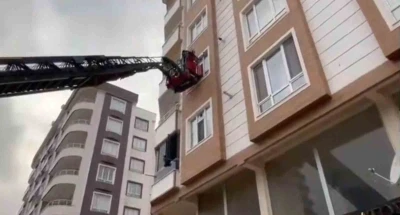 Şanlıurfa&rsquo;da istinat duvarı &ccedil;&ouml;kt&uuml;: Binada mahsur kalanlar kurtarıldı
