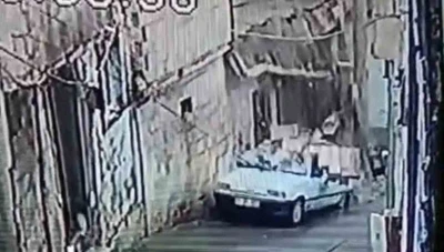 Şanlıurfa&rsquo;da istinat duvarı otomobil &uuml;zerine devrildi
