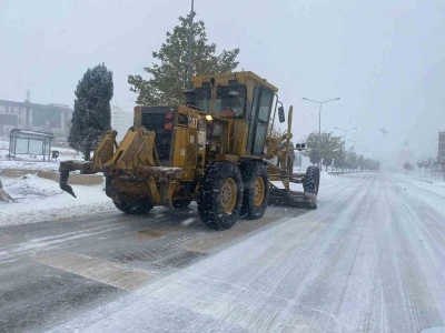 Şanlıurfa&rsquo;da karla m&uuml;cadele s&uuml;r&uuml;yor
