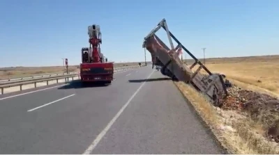 Şanlıurfa&rsquo;da karpuz y&uuml;kl&uuml; kamyon şarampole devrildi: 2 yaralı
