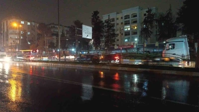 Şanlıurfa&rsquo;da kısa s&uuml;reli sağanak hayatı olumsuz etkiledi
