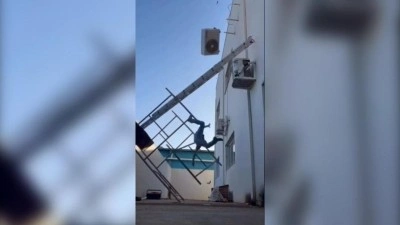 Şanlıurfa'da merdivenden düşen ustanın üzerine klima devrildi