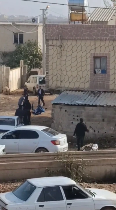 Şanlıurfa’da meydan savaşına dönen kavgada 1 kişinin silahla vurulma anı kamerada

