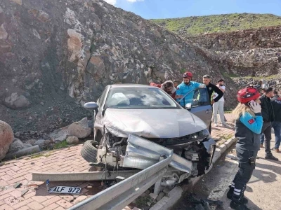 Şanlıurfa&rsquo;da otomobil bariyerlere &ccedil;arptı: 3 yaralı
