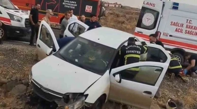 Şanlıurfa’da otomobil kayalıklara çarptı: 3 yaralı
