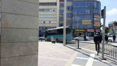 Şanlıurfa&rsquo;da &ouml;zel halk otob&uuml;s&uuml;n&uuml;n &ccedil;arptığı kişi yaralandı