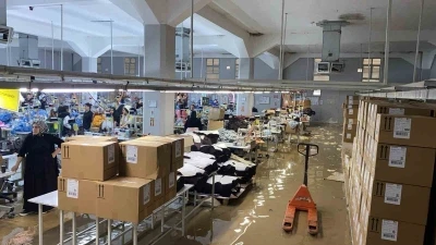 Şanlıurfa&rsquo;da sağanak yağış fabrikayı g&ouml;le &ccedil;evirdi
