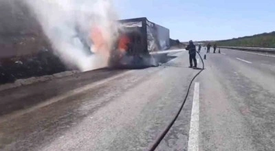 Şanlıurfa’da saman yüklü tır alev alev yandı