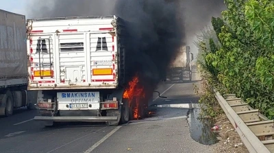 Şanlıurfa’da seyir halindeki tır alev aldı
