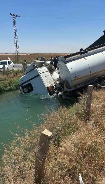 Şanlıurfa&rsquo;da tanker ve kamyon sulama kanalına d&uuml;şt&uuml;: 2 yaralı
