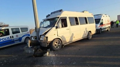 Şanlıurfa&rsquo;da tarım iş&ccedil;ilerini taşıyan minib&uuml;s direğe &ccedil;arptı: 15 yaralı