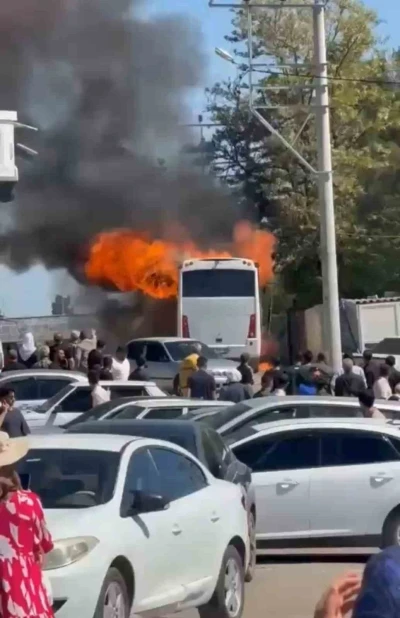 Şanlıurfa&rsquo;da tur otob&uuml;s&uuml; alev aldı
