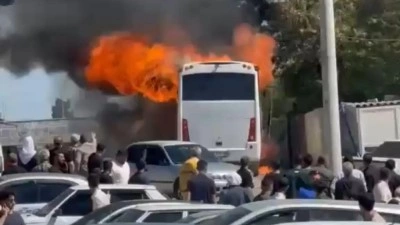 Şanlıurfa'da tur otob&uuml;s&uuml; alev aldı