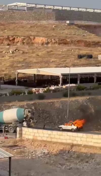 Şanlıurfa&rsquo;da yanan otomobil beton mikseriyle s&ouml;nd&uuml;r&uuml;ld&uuml;
