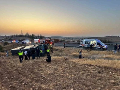 Şanlıurfa - Gaziantep otoyolunun yolcu otobüsü devrildi: 27 yaralı