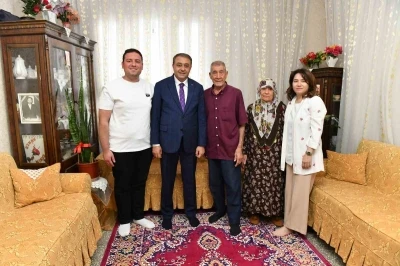 Şanlıurfa Valisi Hasan Şıldak eşi ile birlikte yaşlı bireylerle buluştu
