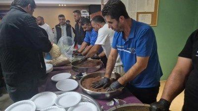 Şanlıurfalılar milli takımın galibiyetini çiğ köfteyle kutladı