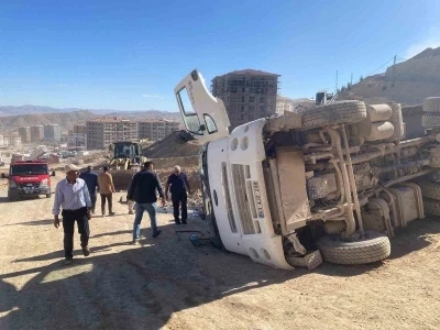 Şantiye de kontrolden çıkan hafriyat kamyonu devrildi: 1 yaralı
