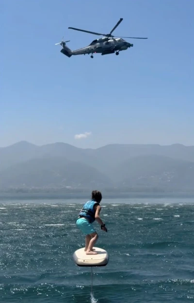 Sapanca&rsquo;da g&uuml;l&uuml;mseten anlar: Zayn&rsquo;ın helikopter planı suya d&uuml;şt&uuml;
