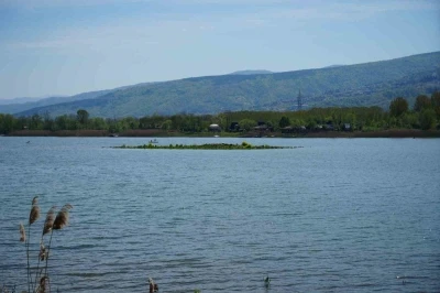 Sapanca G&ouml;l&uuml; &ccedil;ekildi: Gizemli ada yeniden ortaya &ccedil;ıktı
