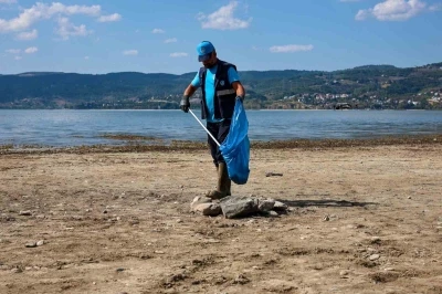 Sapanca Gölü çevresinden 2 ton çöp toplandı
