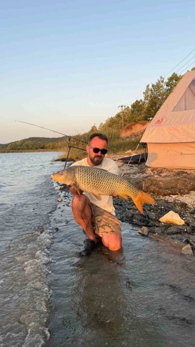 Sapanca Gölü’nde 13 kilo sazan yakaladı: Öpüp suya geri saldı
