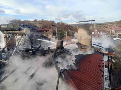 Şaphane&rsquo;de &ccedil;ıkan yangında bir evin &ccedil;atısı hasar g&ouml;rd&uuml;
