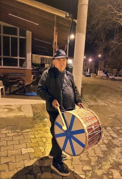 &rsquo;Şapkalı muhtar&rsquo; yine şapka &ccedil;ıkarttı: Davulcu bulamayan muhtar kendisi &ccedil;almaya başladı
