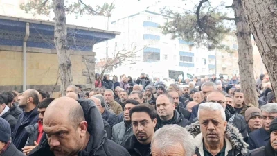 Saplantılı sevgilisi tarafından &ouml;ld&uuml;r&uuml;len G&ouml;zde Akbaba, son yolculuğuna uğurlandı

