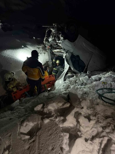 Şarampole devrilen ara&ccedil;ta sıkışan s&uuml;r&uuml;c&uuml; b&ouml;yle &ccedil;ıkartıldı
