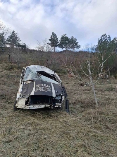 Şarampole devrilen minib&uuml;s hurda yığınına d&ouml;nd&uuml;: 1 yaralı
