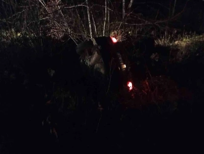 Şarampole devrilen otomobilden sızan yakıt paniğe neden oldu
